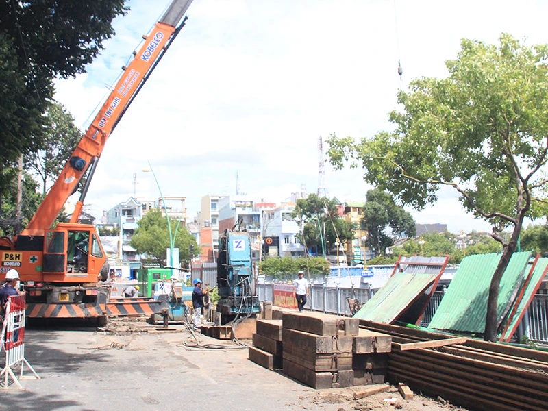 Các công nhân vẫn đang tích cực làm việc giữa trời nắng để nhanh chóng tạo lối đi an toàn cho người dân